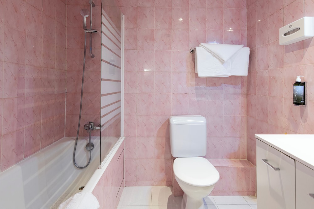 Habitación con 2 camas individuales del hotel Grand De Paris. Foto 4