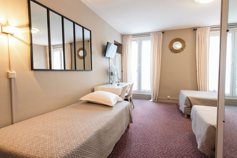 Habitación triple del hotel Grand De Paris. Foto 1