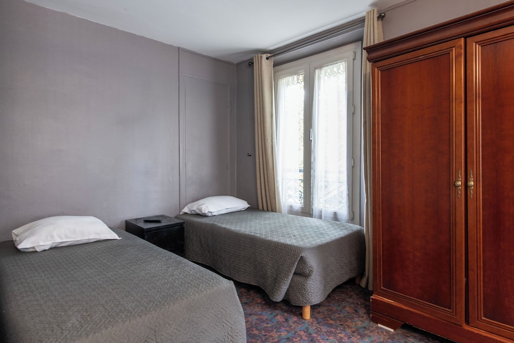 Habitación cuádruple del hotel Grand De Paris. Foto 2
