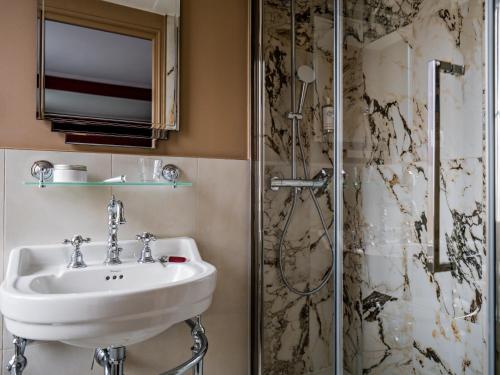 Chambre Premium - vue Tour Eiffel - accès au spa offert del hotel Duquesne Eiffel. Foto 5