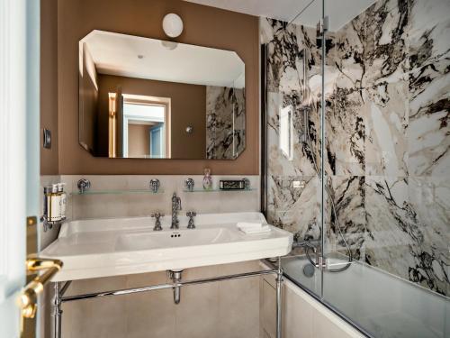 Habitación Triple Superior reformada del hotel Duquesne Eiffel. Foto 5