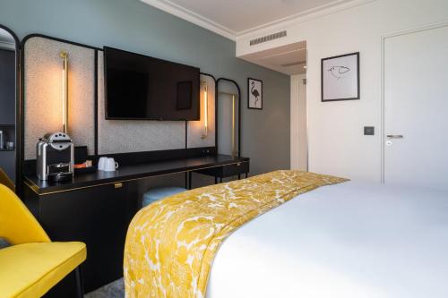 Habitación acogedora con cama grande del hotel voco Paris Montparnasse