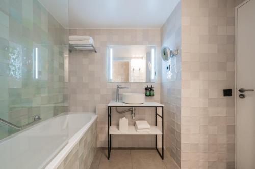 Habitación Premium con cama extragrande y sofá cama del hotel voco Paris Montparnasse. Foto 2