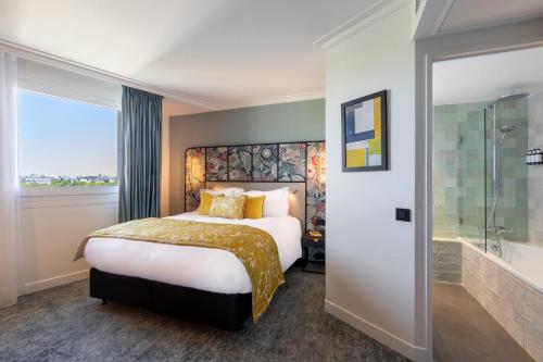Habitación Premium con cama extragrande del hotel voco Paris Montparnasse. Foto 2