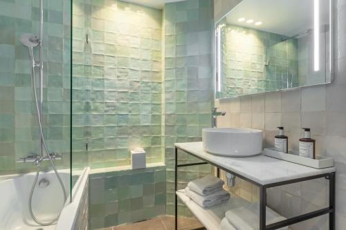 Habitación Estándar del hotel voco Paris Montparnasse. Foto 2