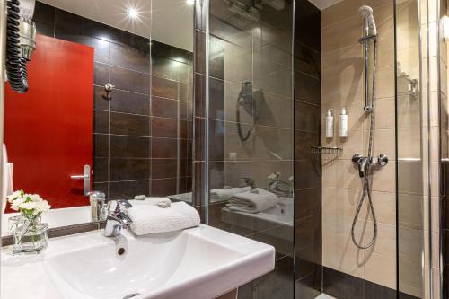 Habitación Doble Clásica del hotel Ariane Montparnasse By Patrick Hayat. Foto 13