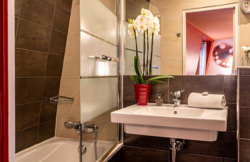 Habitación Triple del hotel Ariane Montparnasse By Patrick Hayat. Foto 2