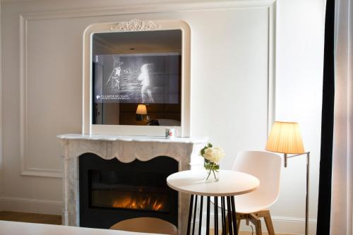 Habitación Doble Deluxe del hotel R De Paris. Foto 5