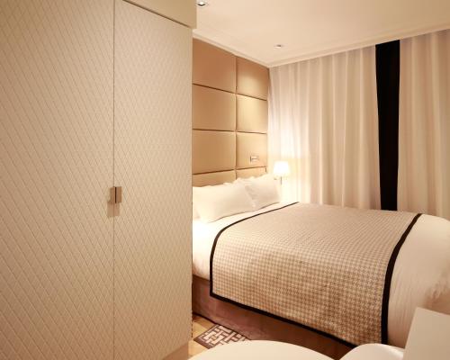 Habitación Doble Clásica del hotel R De Paris. Foto 3