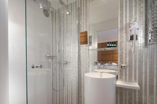 Habitación Doble Clásica del hotel R De Paris. Foto 4