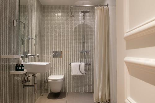 Suite con patio y acceso al spa del hotel R De Paris. Foto 1