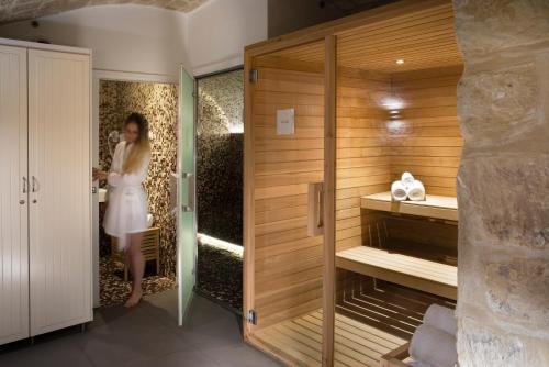 Suite con patio y acceso al spa del hotel R De Paris. Foto 2