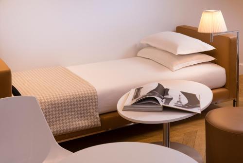 Suite con patio y acceso al spa del hotel R De Paris. Foto 8