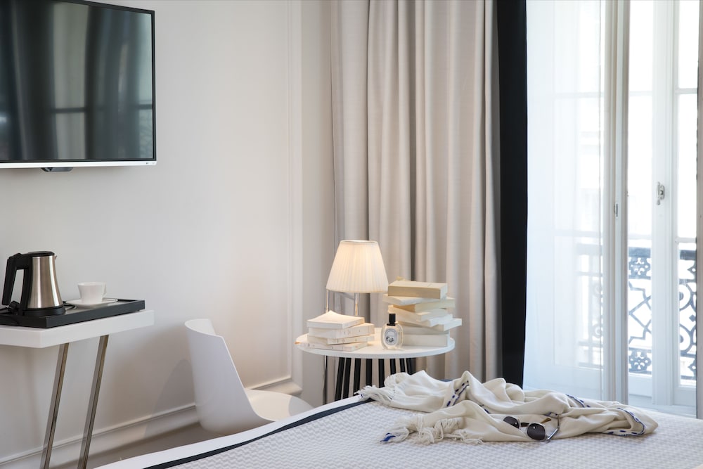 Habitación Deluxe del hotel R De Paris. Foto 1