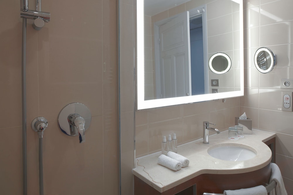 Habitación Deluxe, 2 camas individuales del hotel Marriott Paris Opera Ambassador. Foto 4