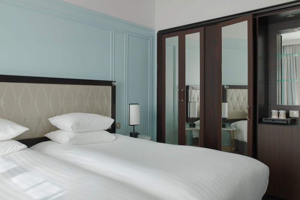 Habitación superior, 2 camas individuales del hotel Marriott Paris Opera Ambassador. Foto 2