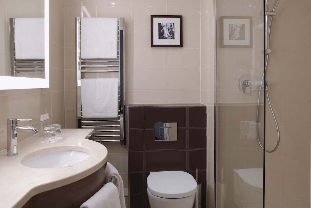 Habitación superior, 2 camas individuales del hotel Marriott Paris Opera Ambassador. Foto 6