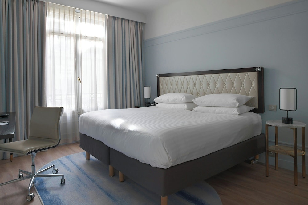Habitación superior, 1 cama de matrimonio grande del hotel Marriott Paris Opera Ambassador. Foto 2