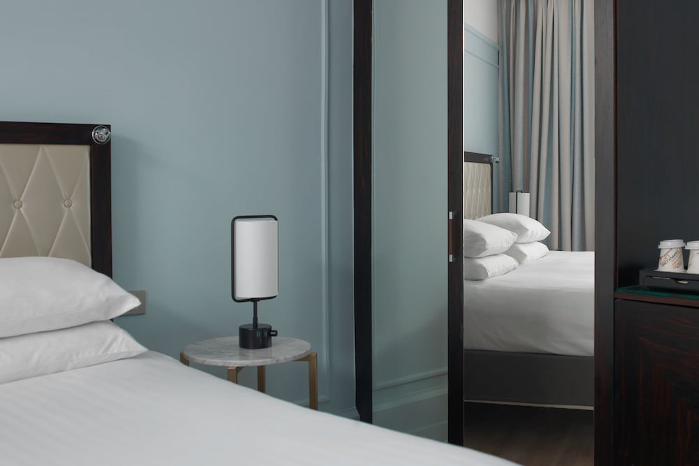 Habitación superior, 1 cama de matrimonio del hotel Marriott Paris Opera Ambassador. Foto 1