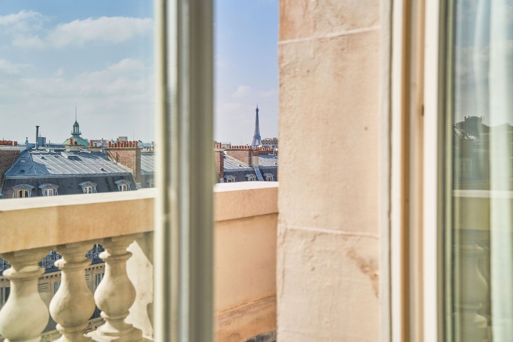 Habitación La Parisienne, 1 cama king - size, vista a la Torre Eiffel del hotel Marriott Paris Opera Ambassador. Foto 1