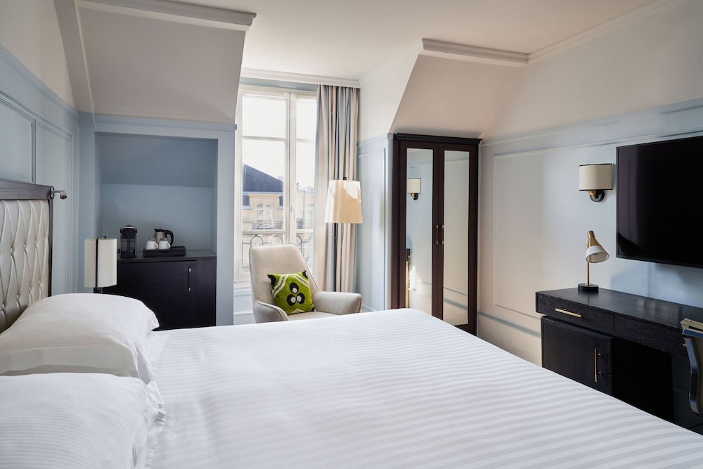 Habitación La Parisienne, 1 cama king - size, vista a la Torre Eiffel del hotel Marriott Paris Opera Ambassador. Foto 2