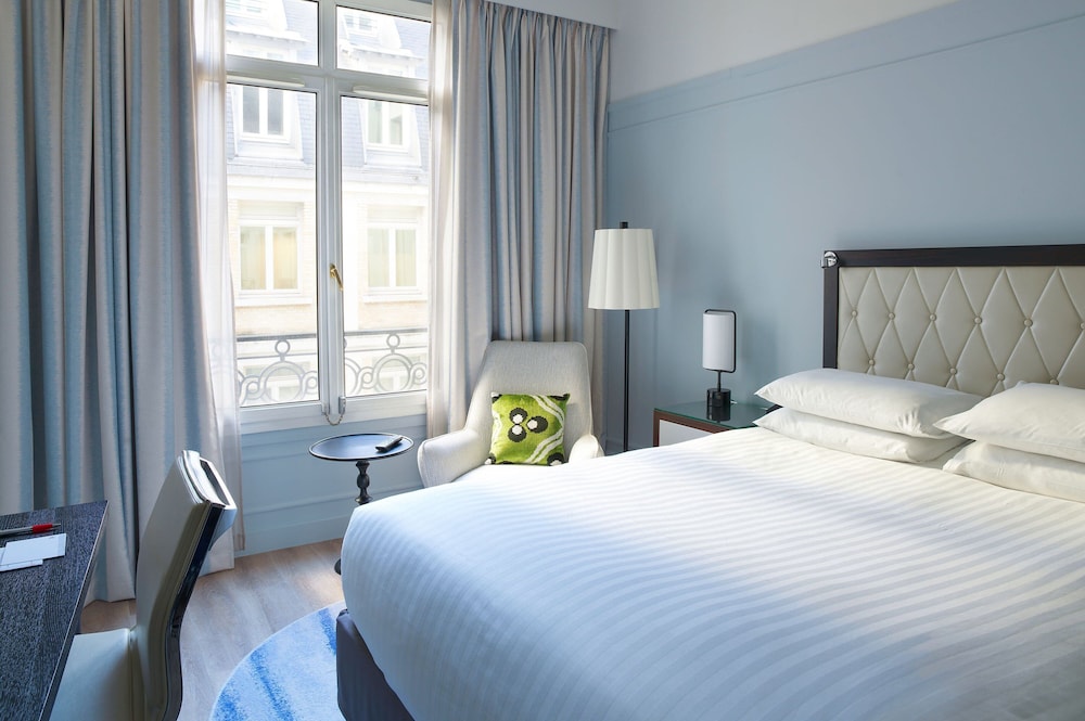 Habitación Deluxe, 1 cama de matrimonio grande del hotel Marriott Paris Opera Ambassador. Foto 1