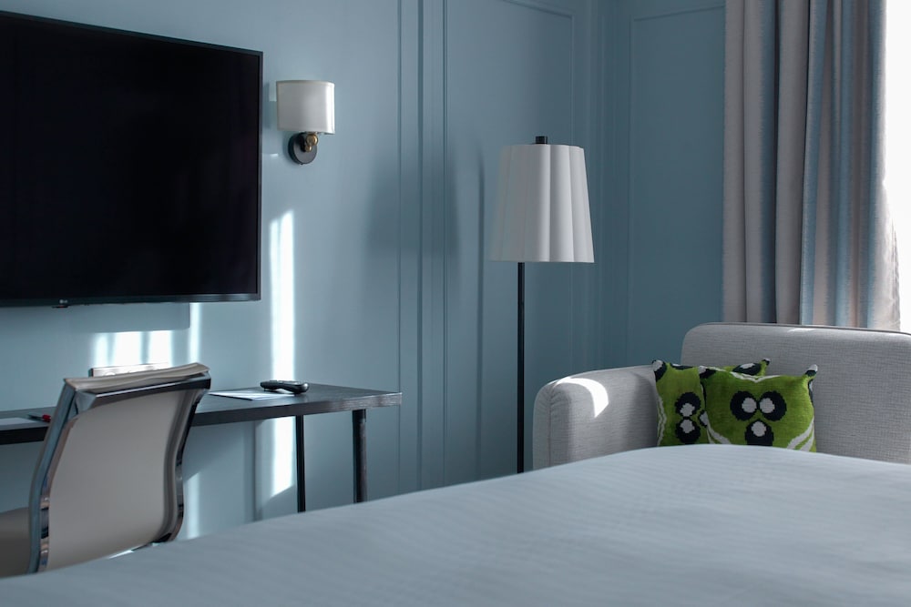 Habitación Deluxe, 1 cama de matrimonio grande del hotel Marriott Paris Opera Ambassador. Foto 2