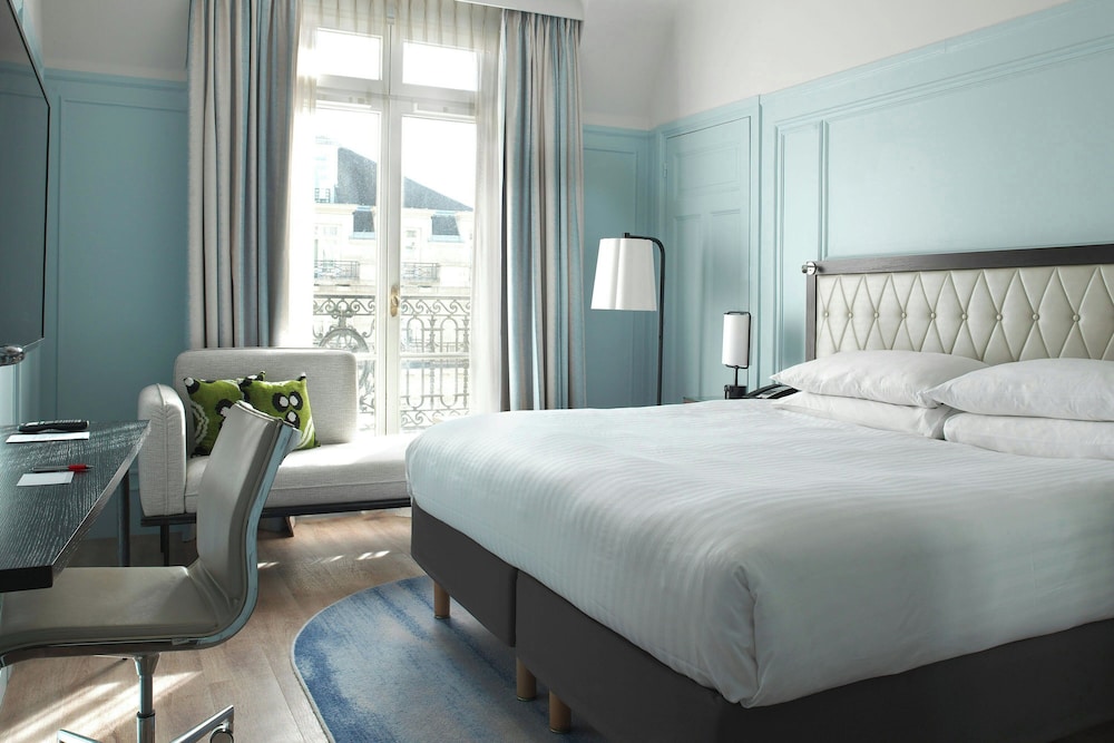 Habitación Deluxe, 1 cama de matrimonio grande del hotel Marriott Paris Opera Ambassador. Foto 4