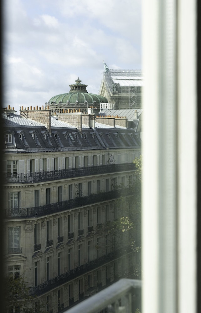 Habitación Deluxe, 1 cama de matrimonio grande del hotel Marriott Paris Opera Ambassador. Foto 5