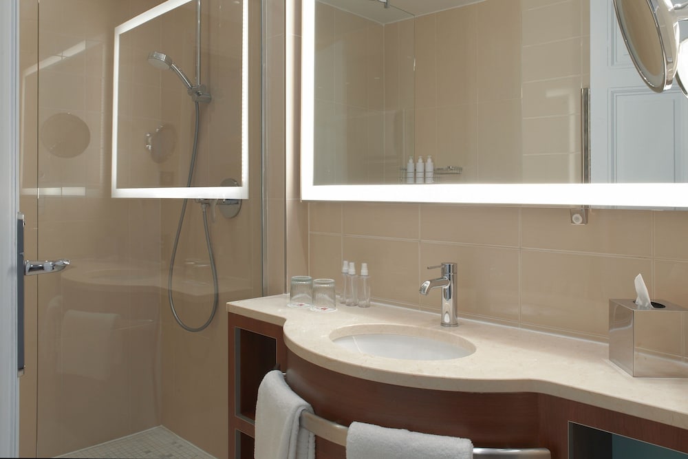 Habitación Deluxe, 1 cama de matrimonio grande del hotel Marriott Paris Opera Ambassador. Foto 6