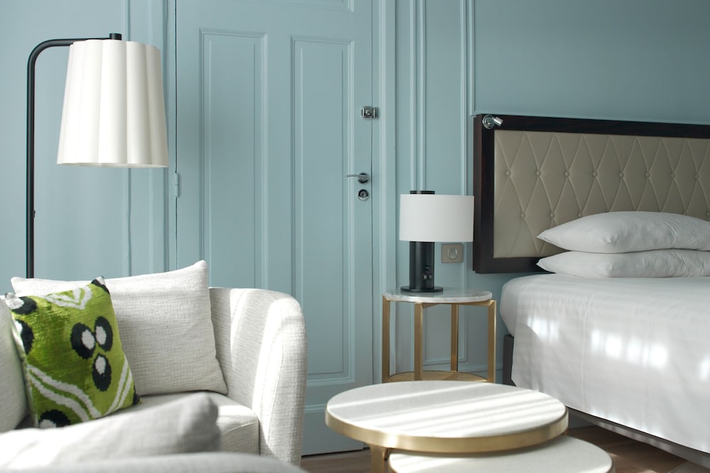 Habitación ejecutiva, 1 cama de matrimonio grande del hotel Marriott Paris Opera Ambassador. Foto 3