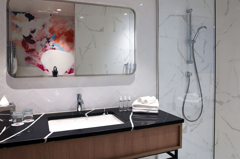 Habitación ejecutiva, 1 cama de matrimonio grande del hotel Marriott Paris Opera Ambassador. Foto 6