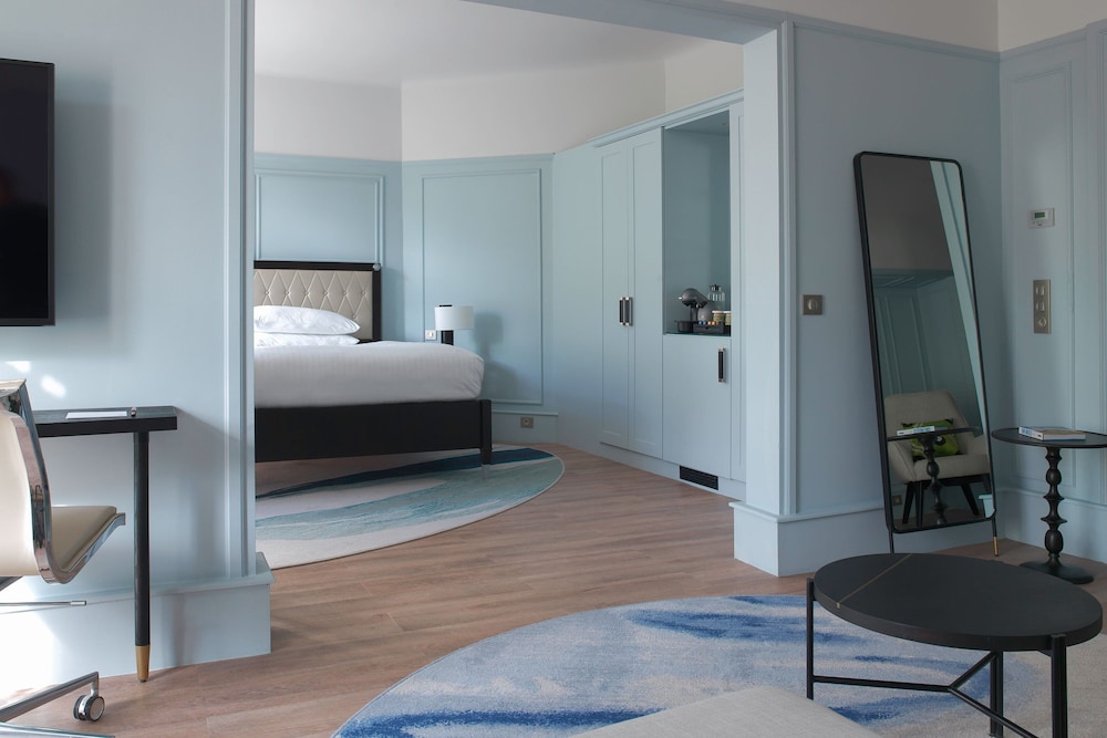 Suite ejecutiva, 1 cama de matrimonio grande del hotel Marriott Paris Opera Ambassador. Foto 1