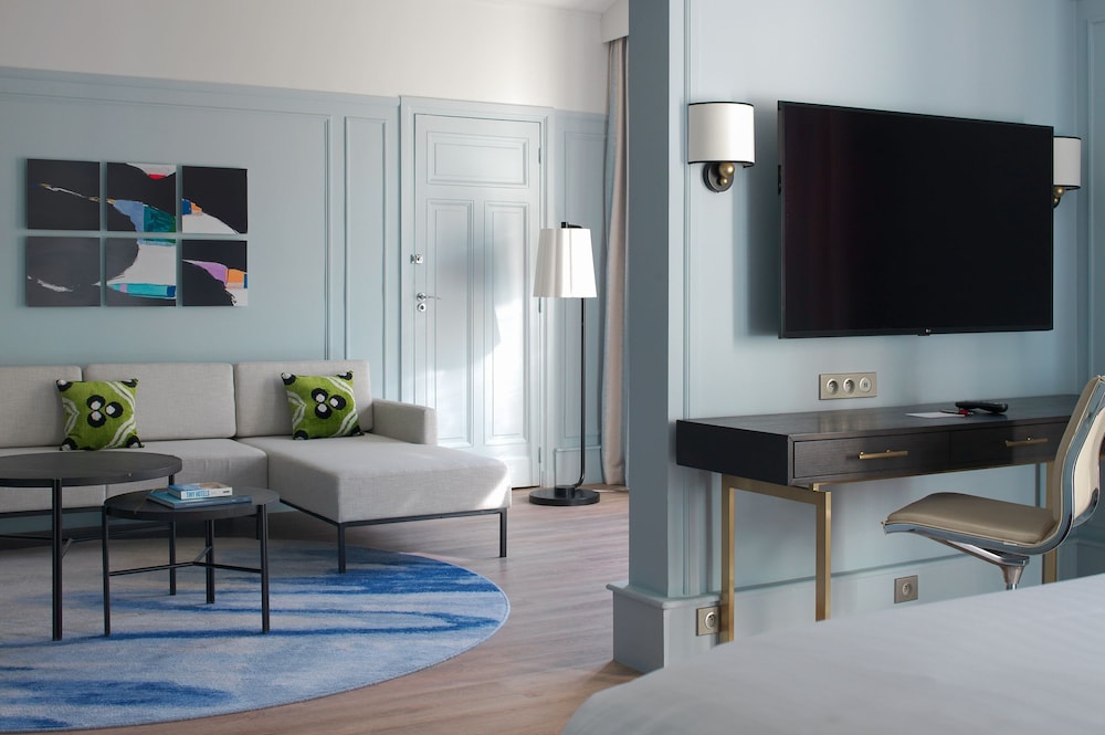 Suite ejecutiva, 1 cama de matrimonio grande del hotel Marriott Paris Opera Ambassador. Foto 3