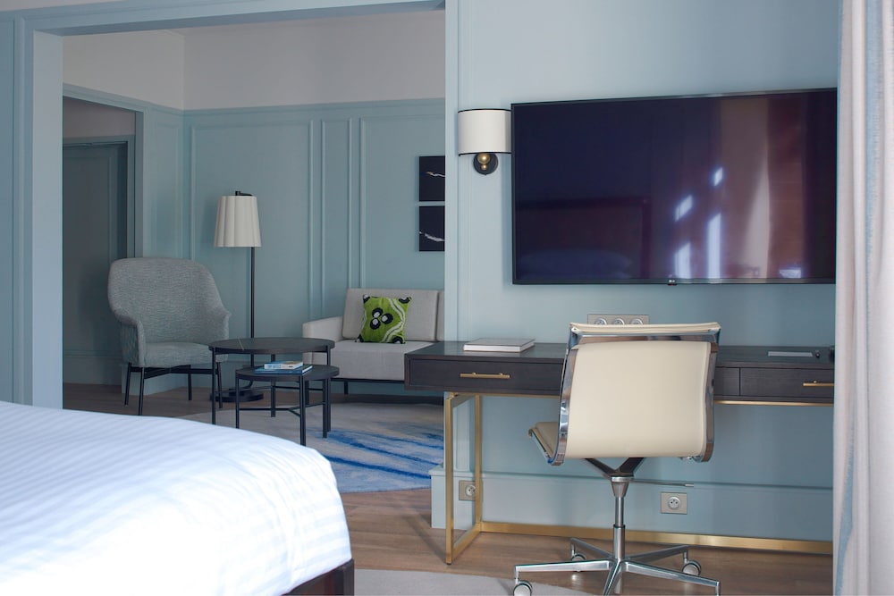Suite ejecutiva, 1 cama de matrimonio grande del hotel Marriott Paris Opera Ambassador. Foto 4