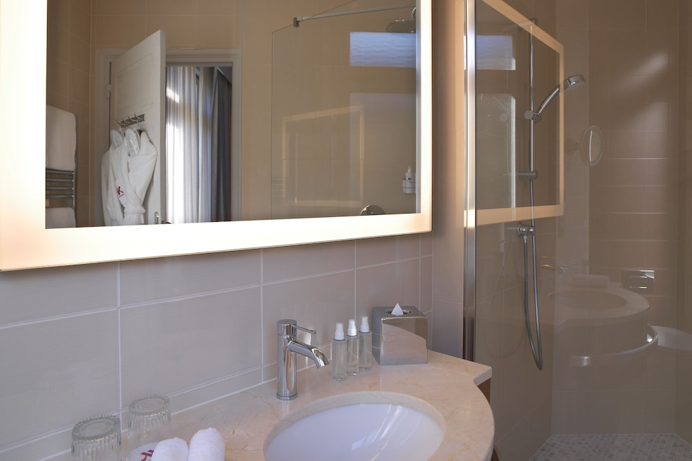 Suite ejecutiva, 1 cama de matrimonio grande del hotel Marriott Paris Opera Ambassador. Foto 7