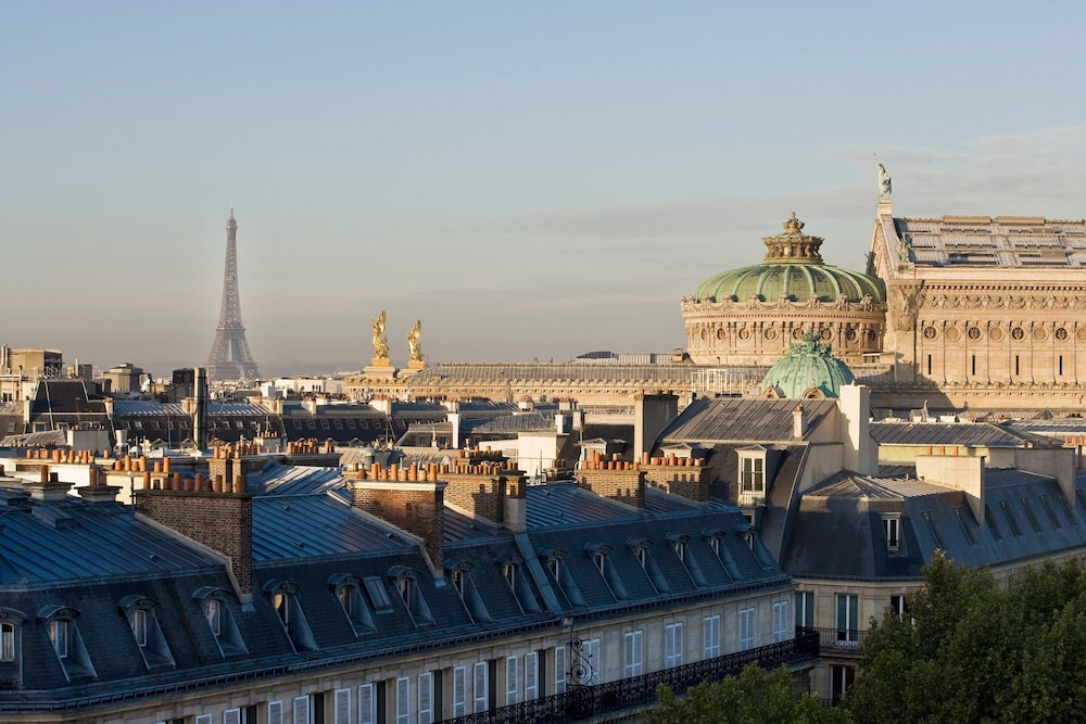 Suite ejecutiva, 1 cama de matrimonio grande del hotel Marriott Paris Opera Ambassador. Foto 11