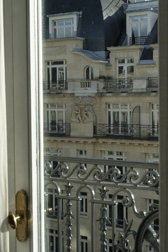 Suite junior, 1 cama de matrimonio grande del hotel Marriott Paris Opera Ambassador. Foto 4