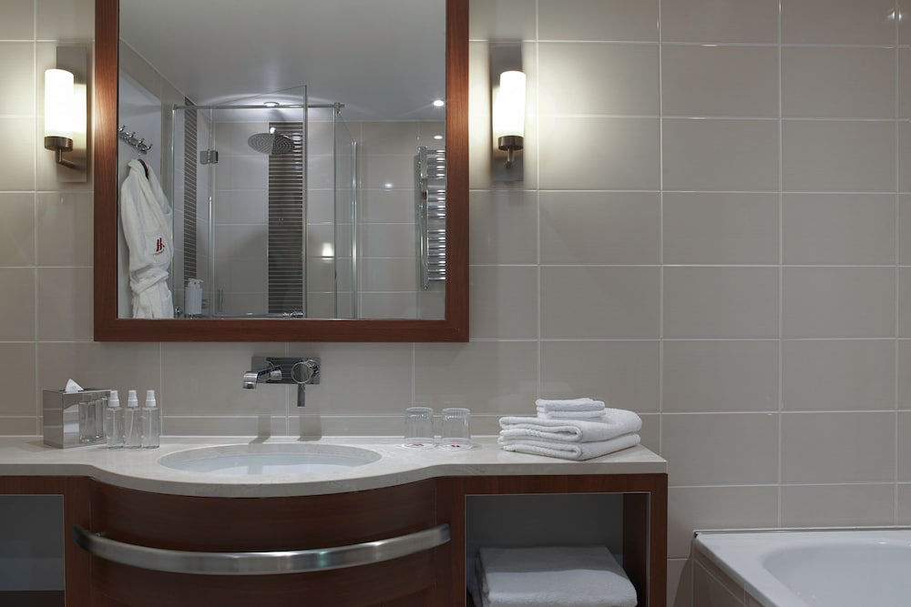 Suite junior, 1 cama de matrimonio grande del hotel Marriott Paris Opera Ambassador. Foto 5