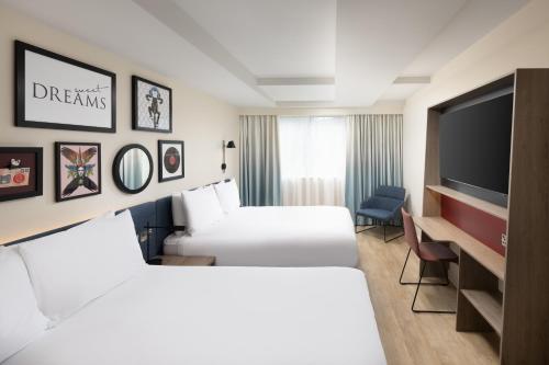 Habitación con dos camas queen del hotel Hampton By Hilton London City. Foto 1