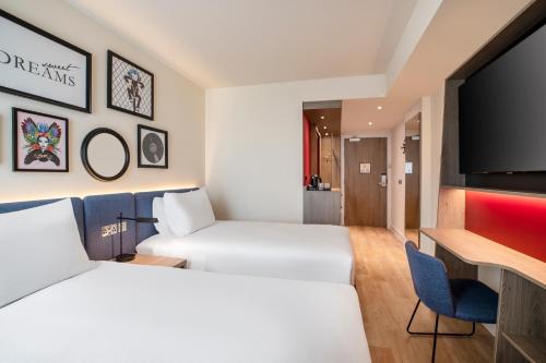 Habitación con dos camas queen del hotel Hampton By Hilton London City. Foto 3