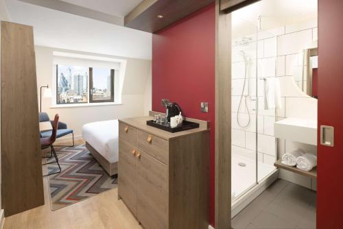 Habitación Queen del hotel Hampton By Hilton London City. Foto 2