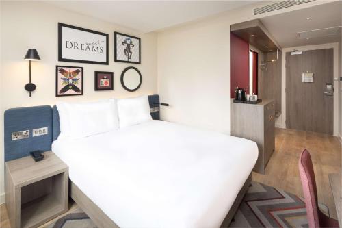 Habitación Queen del hotel Hampton By Hilton London City. Foto 4
