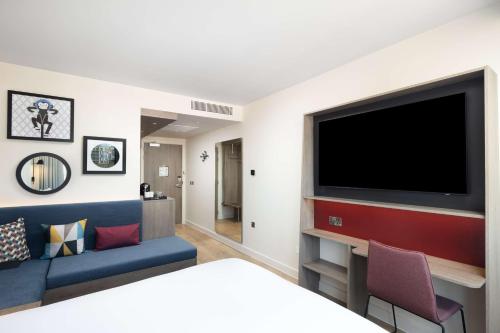 Habitación Queen con sofá cama del hotel Hampton By Hilton London City. Foto 1