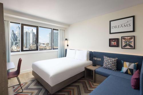 Habitación Queen con sofá cama del hotel Hampton By Hilton London City. Foto 4