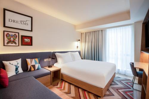 Habitación Queen con sofá cama del hotel Hampton By Hilton London City. Foto 7