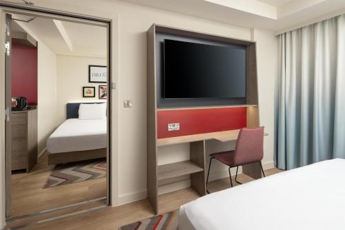 Habitación Familiar con cama queen del hotel Hampton By Hilton London City. Foto 2