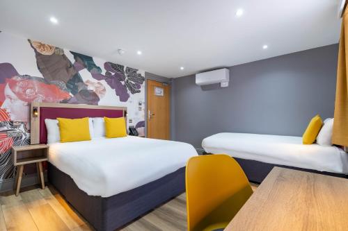 Habitación Triple del hotel Comfort Inn Edgware Road W2. Foto 1