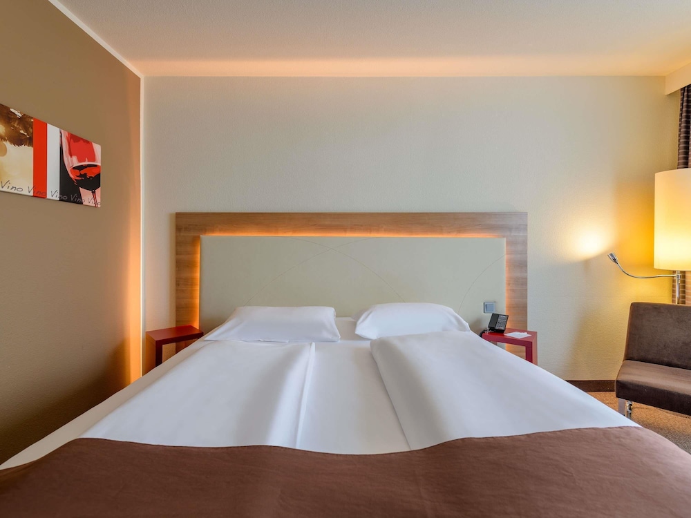 Habitación estándar con cama king size del hotel Mercure Stuttgart Airport Messe