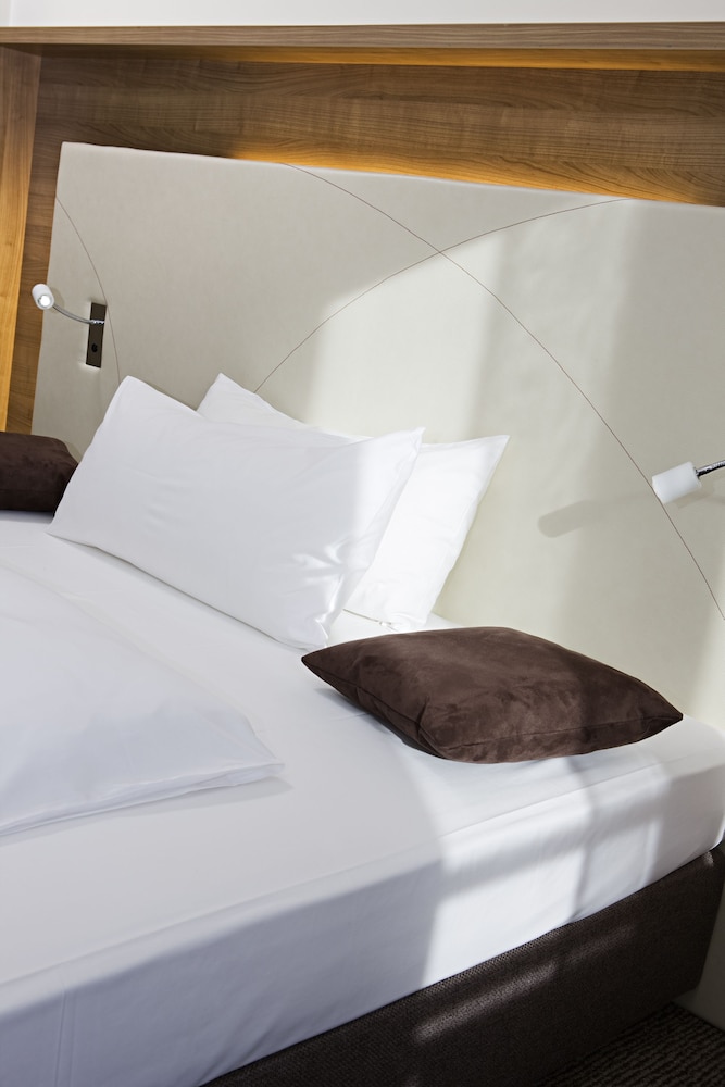 Habitación estándar con cama king size del hotel Mercure Stuttgart Airport Messe. Foto 1